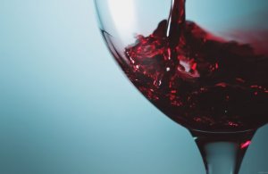 Красное вино способно заменить занятия фитнесом